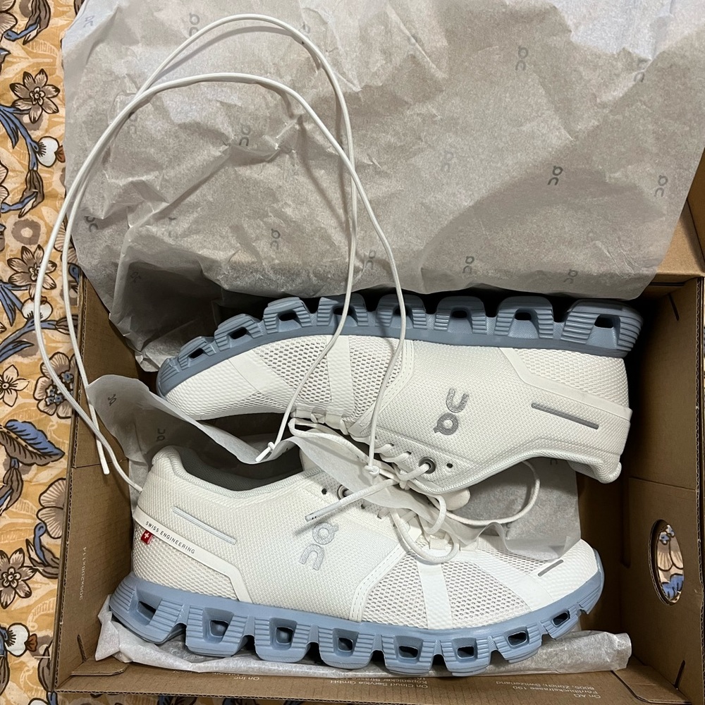 Women’s On Cloud 5 shoes NEW WITHOUT TAGS ‼️‼️